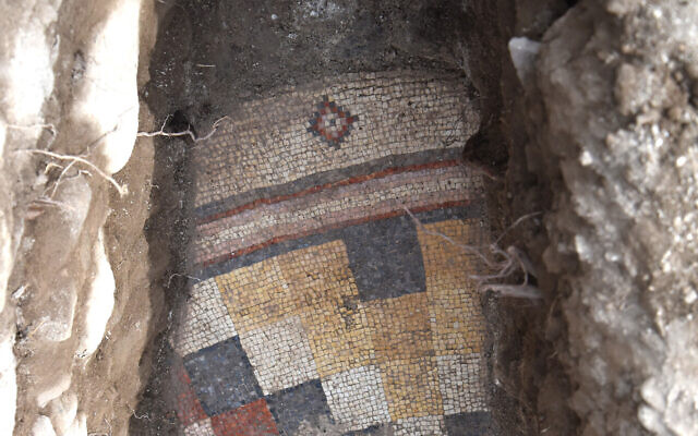 使徒教堂地板上的馬賽克。（圖／翻攝自FB@elarajexcavations）